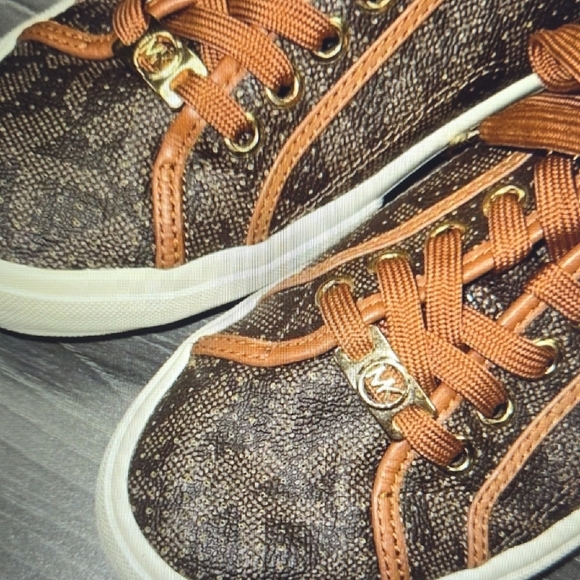Michael Kor's Monogrammed Brown Sneakers W/ Gold Inside & MK Charm Luxury Sz 8 - Picture 10 of 16